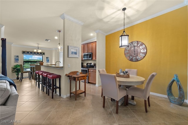 dining area featuring light tile patterned floors, recessed lighting, visible vents, baseboards, and crown molding