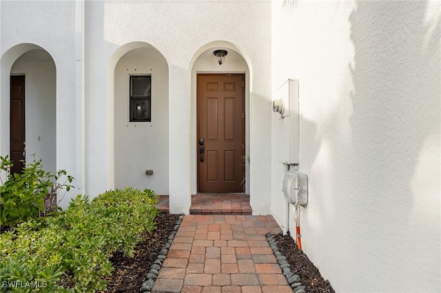 view of exterior entry with stucco siding