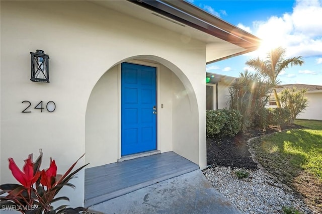 view of exterior entry with stucco siding