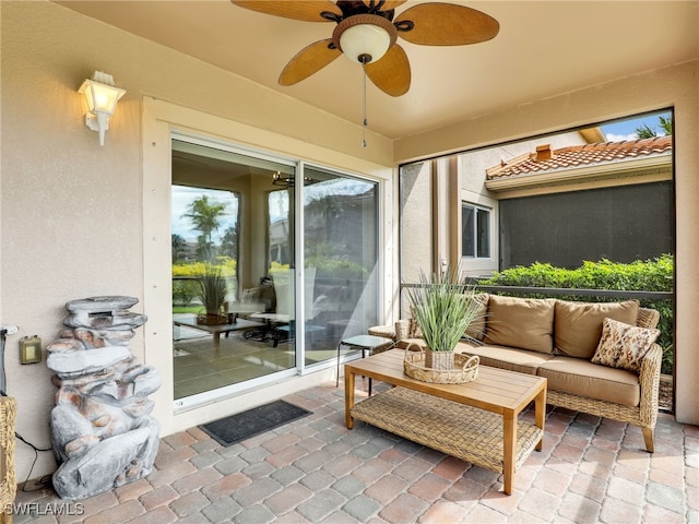 sunroom with ceiling fan