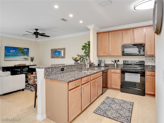 kitchen with visible vents, open floor plan, a peninsula, black appliances, and a sink