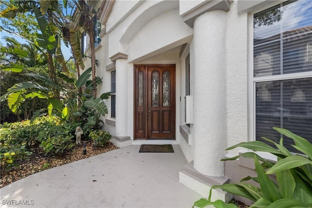 view of exterior entry featuring stucco siding