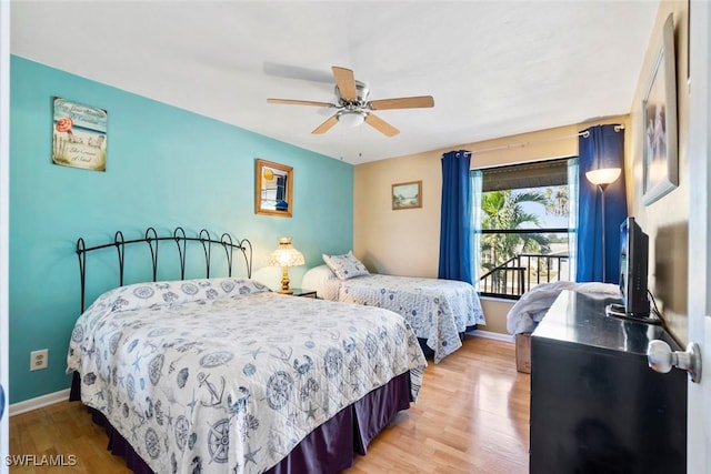 bedroom with light wood-style floors, baseboards, and a ceiling fan