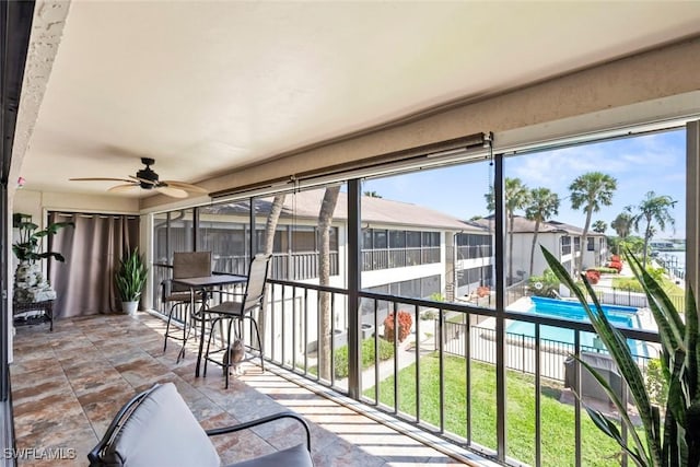 sunroom with ceiling fan