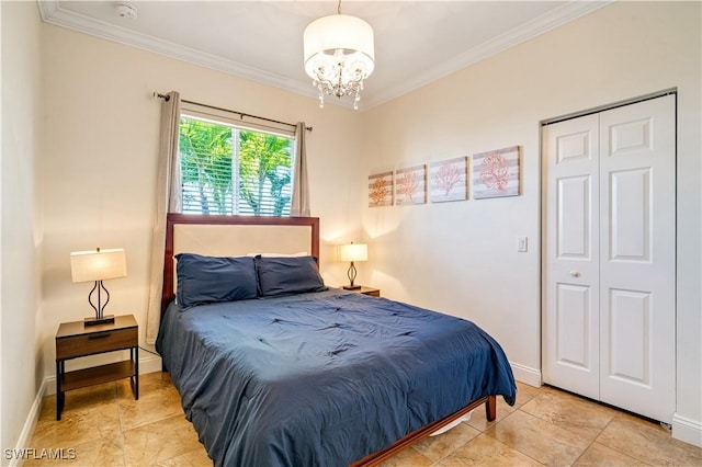 bedroom with a closet, baseboards, an inviting chandelier, and ornamental molding