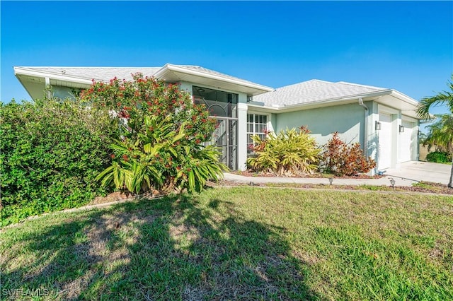 view of front of home featuring stucco siding, a front lawn, and an attached garage