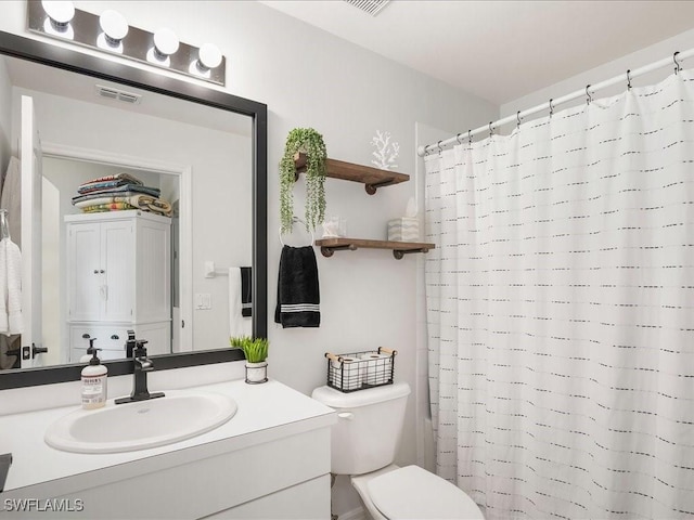 full bath featuring toilet, a shower with curtain, visible vents, and vanity