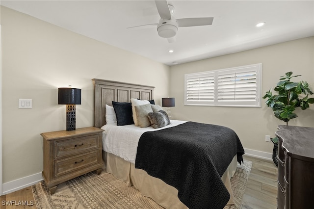 bedroom featuring light wood-style flooring, baseboards, a ceiling fan, and recessed lighting