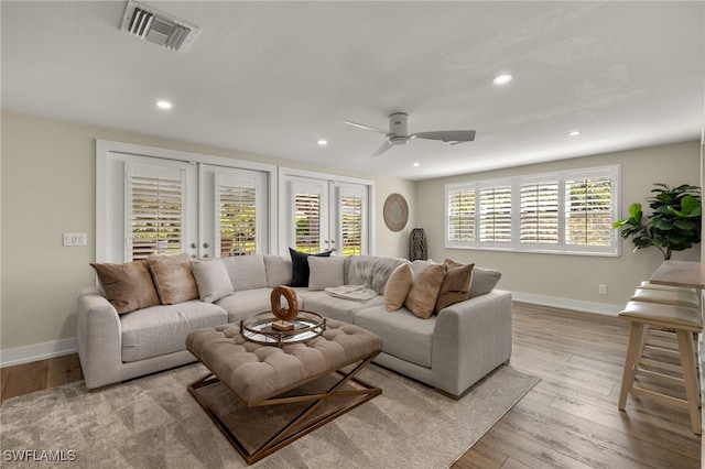 living room with recessed lighting, visible vents, light wood-style floors, ceiling fan, and baseboards