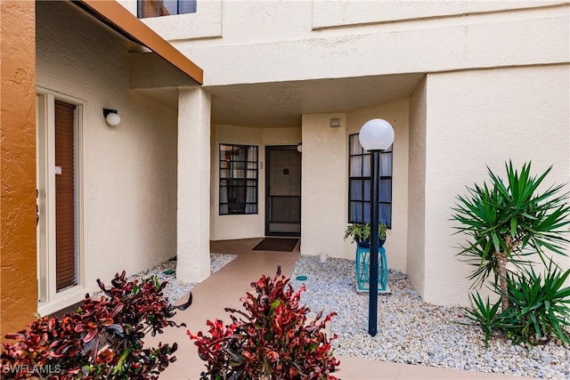 view of exterior entry with stucco siding