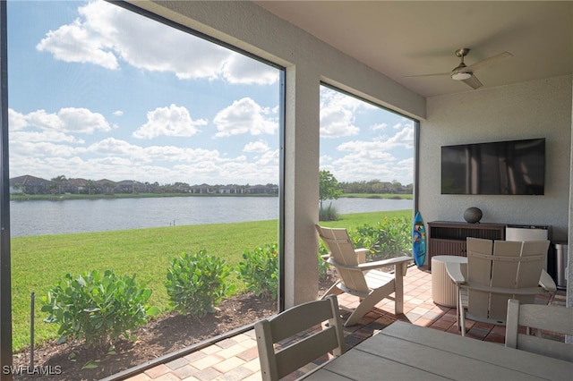 sunroom featuring a ceiling fan