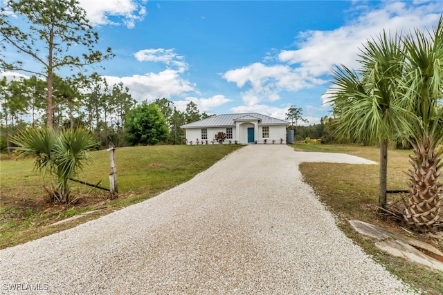 view of front facade with driveway and a front yard