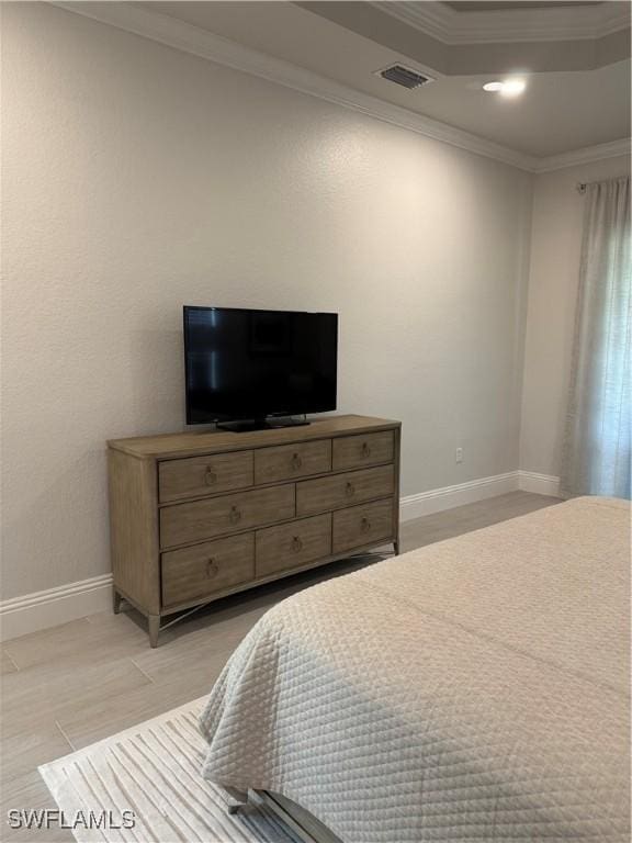 bedroom featuring recessed lighting, visible vents, crown molding, and baseboards