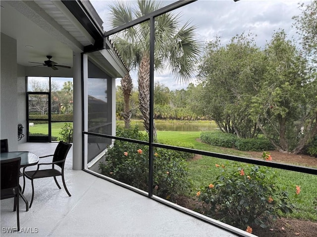 sunroom / solarium featuring a ceiling fan