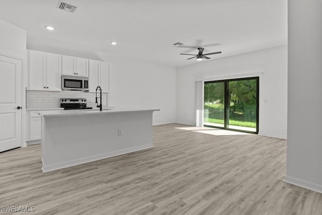 kitchen featuring tasteful backsplash, visible vents, stainless steel appliances, and open floor plan