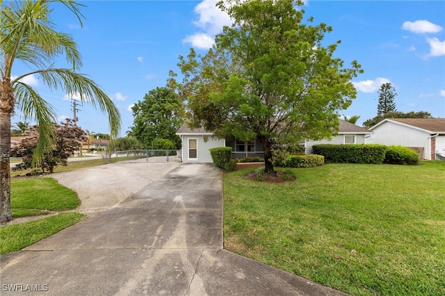 view of front facade with driveway and a front lawn