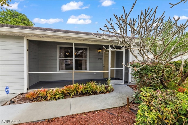 property entrance featuring a porch