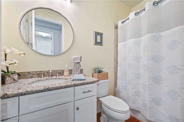 full bathroom with curtained shower, vanity, and toilet