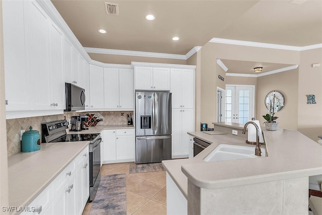 kitchen featuring light tile patterned floors, visible vents, appliances with stainless steel finishes, a sink, and a large island with sink