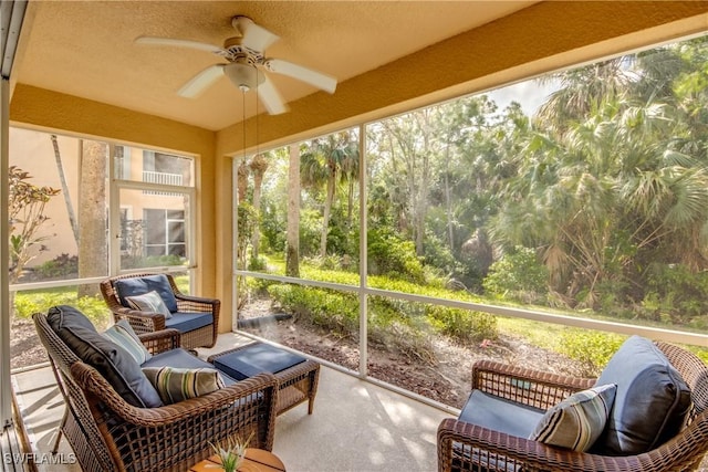 sunroom with ceiling fan