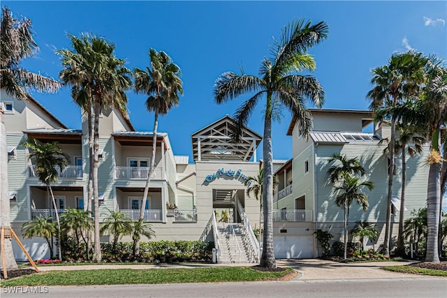 view of front facade featuring driveway