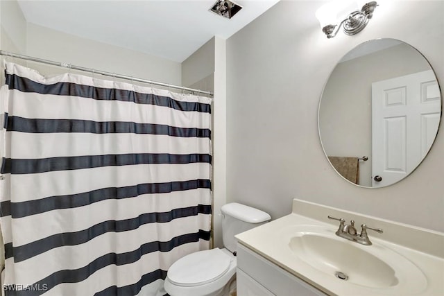 full bathroom featuring curtained shower, toilet, and vanity