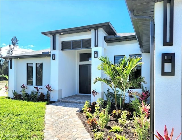 property entrance featuring stucco siding