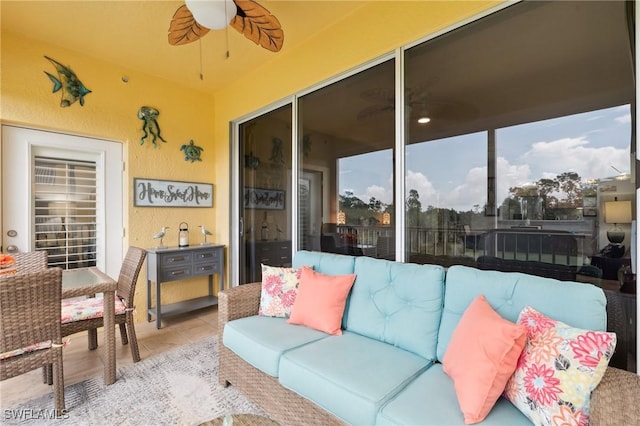 sunroom with ceiling fan