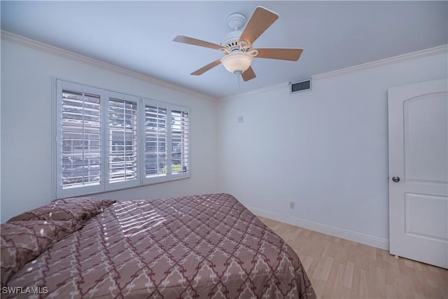 unfurnished bedroom featuring light wood-type flooring, ornamental molding, ceiling fan, and baseboards