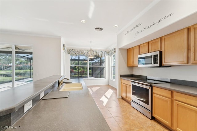 kitchen with visible vents, stainless steel appliances, crown molding, a sink, and recessed lighting