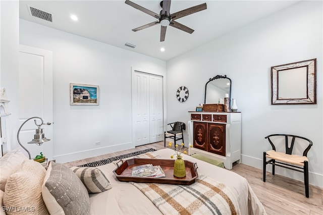 bedroom with baseboards, visible vents, light wood-style flooring, a closet, and recessed lighting