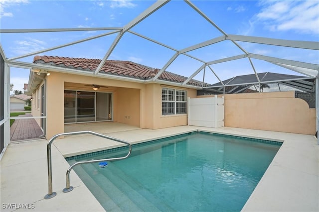 outdoor pool featuring a ceiling fan, a lanai, and a patio