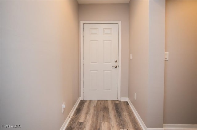 entryway featuring wood finished floors and baseboards