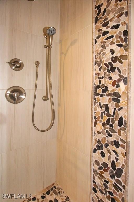 bathroom featuring tiled shower