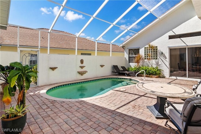 view of swimming pool featuring a patio, a lanai, and a fenced in pool