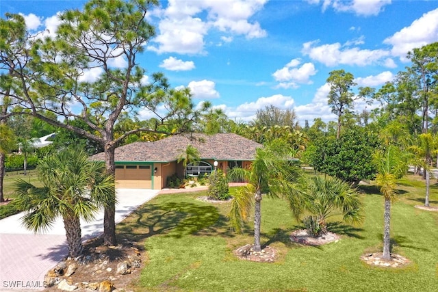 view of front facade featuring an attached garage, stucco siding, concrete driveway, and a front yard