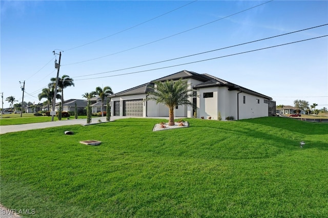 view of yard with driveway