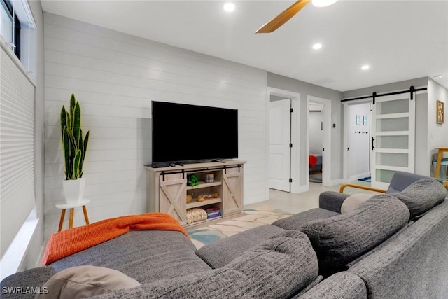 living room featuring recessed lighting, marble finish floor, ceiling fan, and a barn door