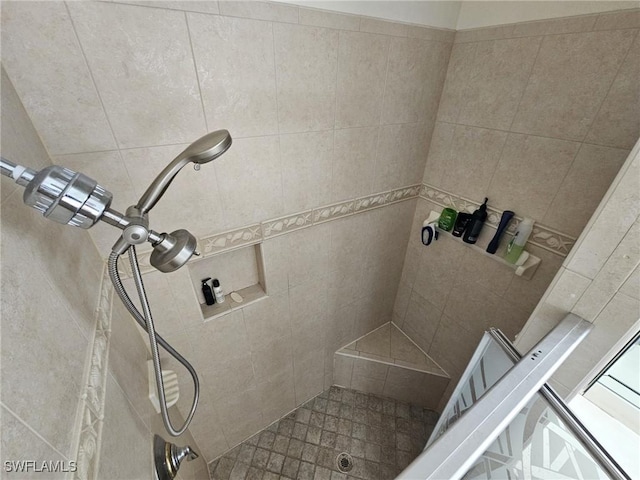 full bathroom featuring a tile shower