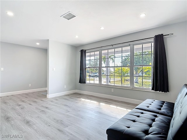 living area with light wood finished floors, baseboards, visible vents, and recessed lighting