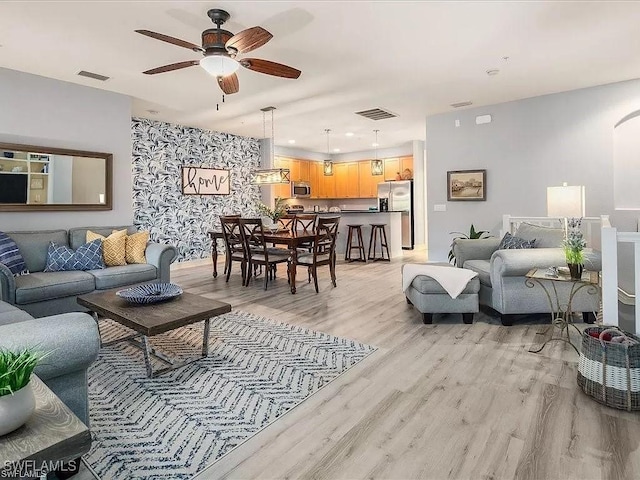 living room with light wood-style floors, recessed lighting, visible vents, and ceiling fan