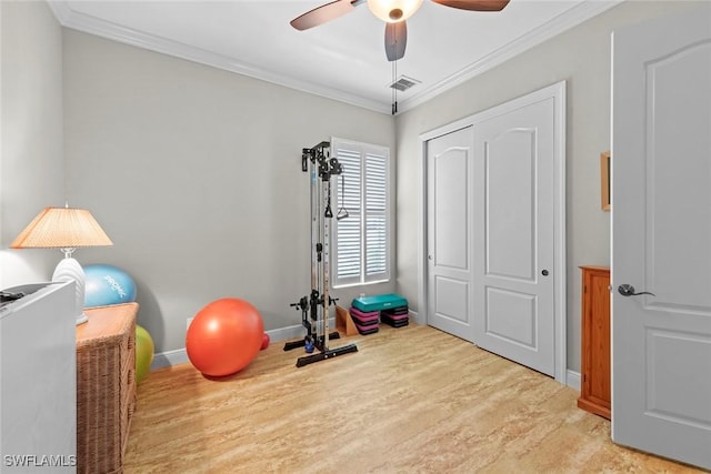 workout room with ceiling fan, visible vents, baseboards, light wood-style floors, and crown molding