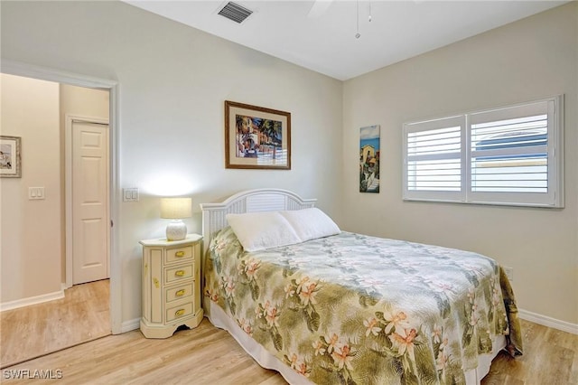 bedroom featuring light wood-style floors, visible vents, ceiling fan, and baseboards