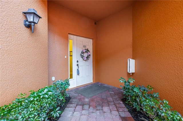 entrance to property with stucco siding