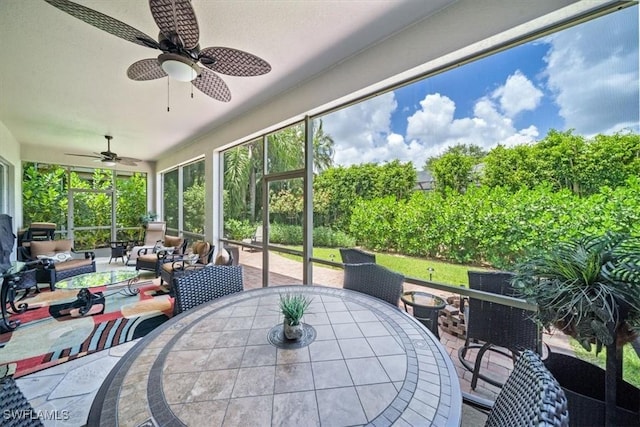 sunroom with ceiling fan