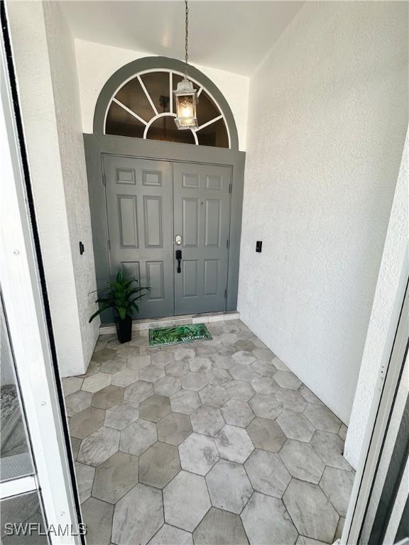 view of exterior entry with stucco siding