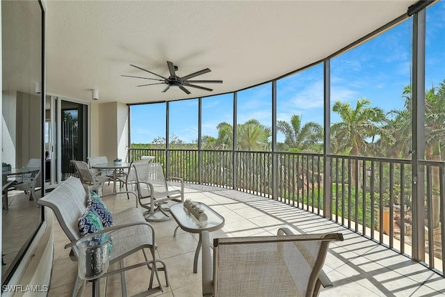 sunroom with ceiling fan