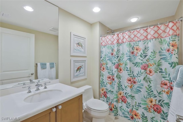 full bathroom featuring recessed lighting, a shower with curtain, vanity, and toilet