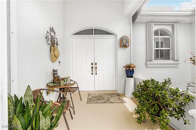 view of exterior entry with stucco siding