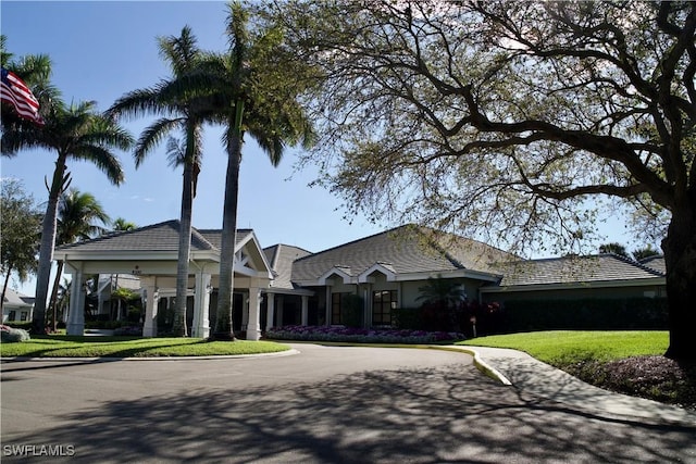 view of front of house with driveway and a front lawn